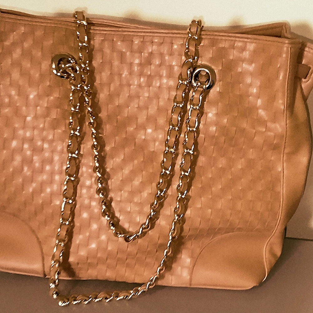 Leather wallet with chain band.